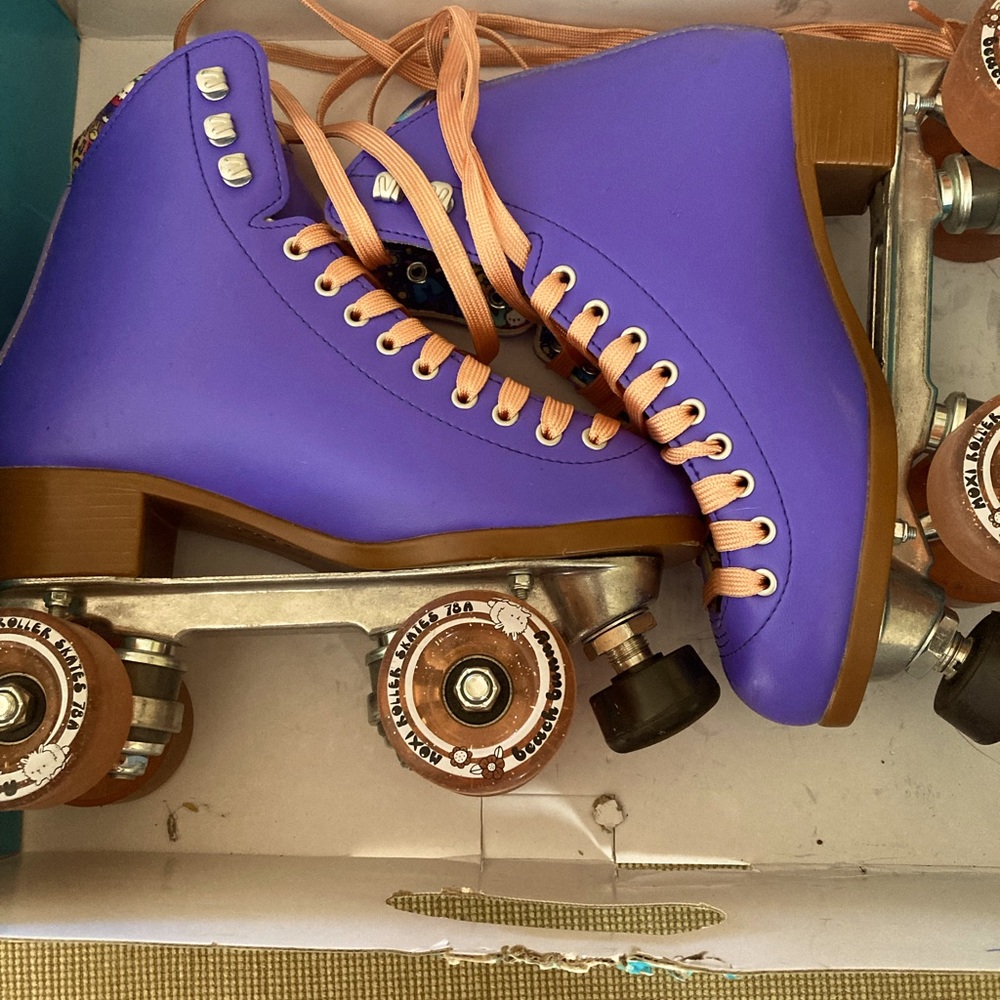 Moxi bunny periwinkle roller skates size 5 with pads